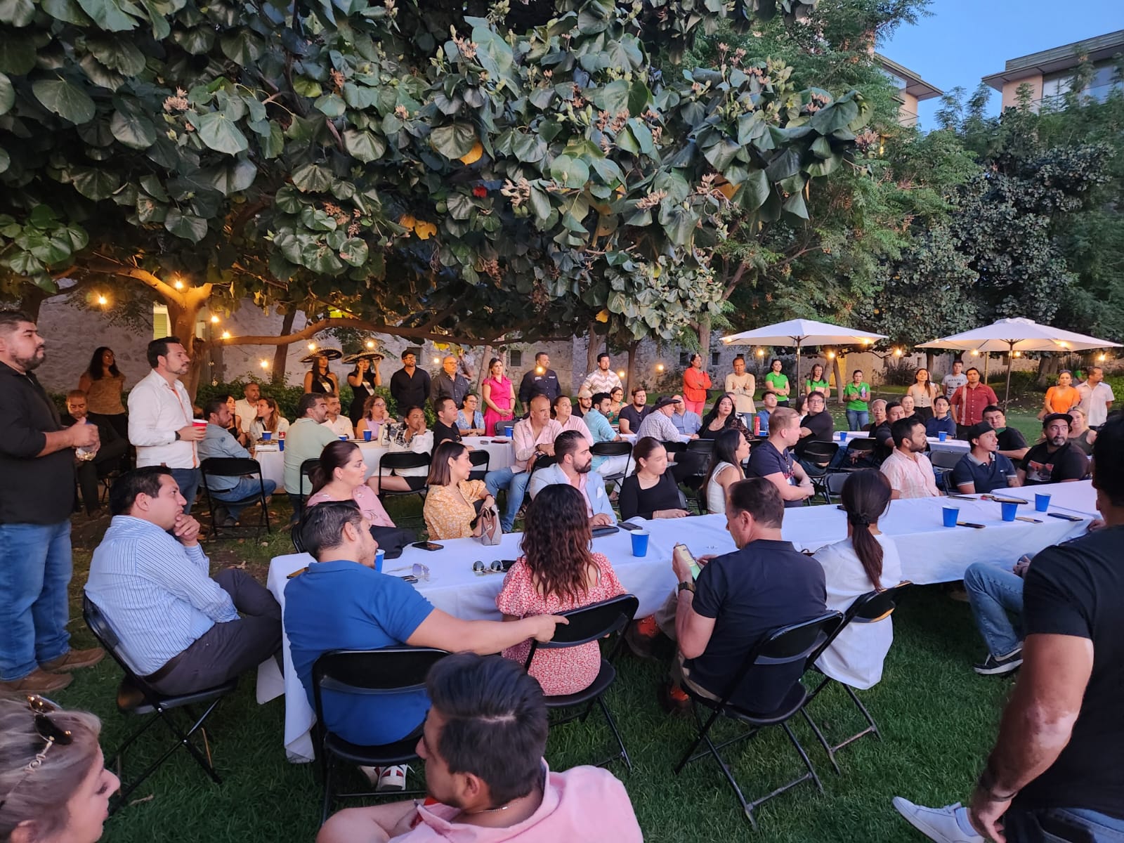 Empresarios en evento de networking SomnuS